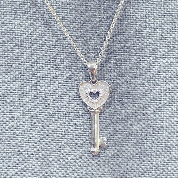 Valentine’s Day Ready ❤️ Key To My Heart Pendant Necklace - Picture 4 of 4
